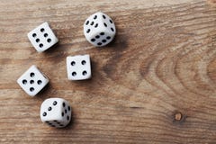 Белая кость на деревянном столе сверху Играя в азартные игры приборы Концепция случайной игры стоковые фотографии rf Белая кость на деревянном столе сверху Играя в азартные игры приборы Концепция случайной игры стоковые фотографии rf