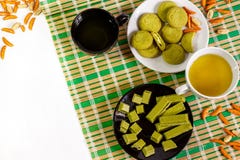 Белая предпосылка при японская помадка, сделанная с matcha и чашками зеленого чая Стоковая Фотография RF Белая предпосылка при японская помадка, сделанная с matcha и чашками зеленого чая Стоковая Фотография RF