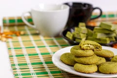 Белая предпосылка при японская помадка, сделанная с matcha и чашками зеленого чая Стоковое фото RF Белая предпосылка при японская помадка, сделанная с matcha и чашками зеленого чая Стоковое фото RF