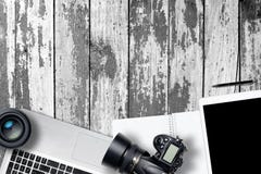 Белая таблица стола фотографии офиса с компьтер-книжкой, таблеткой, камерой и стеклом на деревянном backgroung Взгляд сверху с ко стоковые изображения Белая таблица стола фотографии офиса с компьтер-книжкой, таблеткой, камерой и стеклом на деревянном backgroung Взгляд сверху с ко стоковые изображения