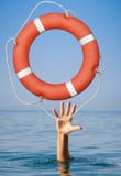 белизна принципиальной схемы изолированная помощью Lifebuoy для тонуть рука человека внутри стоковое изображение rf белизна принципиальной схемы изолированная помощью Lifebuoy для тонуть рука человека внутри стоковое изображение rf