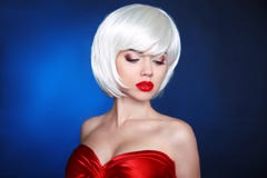 Белокурый стиль причёсок bob Девушка красотки способа состав Белый короткий ha стоковая фотография rf Белокурый стиль причёсок bob Девушка красотки способа состав Белый короткий ha стоковая фотография rf