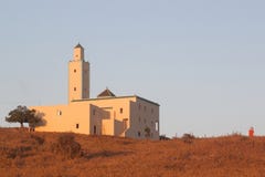 Белые облака над деревней в атласе стоковая фотография Белые облака над деревней в атласе стоковая фотография