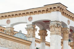 Белые столбцы на фасаде здания в классическом стиле Стоковые Фото Белые столбцы на фасаде здания в классическом стиле Стоковые Фото