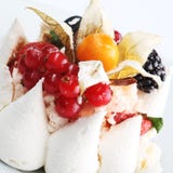 Белый Cream торт замороженности с плодоовощами и шоколадом стоковое изображение rf Белый Cream торт замороженности с плодоовощами и шоколадом стоковое изображение rf