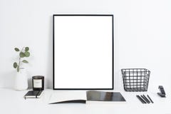 Белый офис внутренний, стильный космос таблицы работы с artw плаката стоковые изображения rf Белый офис внутренний, стильный космос таблицы работы с artw плаката стоковые изображения rf