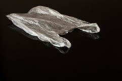 Белый полиэтиленовый пакет изолированный на черной предпосылке стоковые изображения Белый полиэтиленовый пакет изолированный на черной предпосылке стоковые изображения