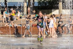 Бега девушки между струями воды стоковое фото Бега девушки между струями воды стоковое фото