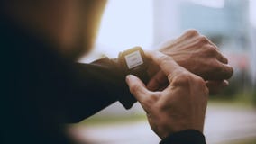 бегун 4K начиная таймер и ход smartwatch Укомплектуйте личным составом устанавливать таймер отслежывателя smartwatch перед joggin сток-видео бегун 4K начиная таймер и ход smartwatch Укомплектуйте личным составом устанавливать таймер отслежывателя smartwatch перед joggin сток-видео