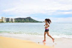 Бегун женщины - бежать девушка фитнеса приставает jogging к берегу стоковое изображение rf Бегун женщины - бежать девушка фитнеса приставает jogging к берегу стоковое изображение rf