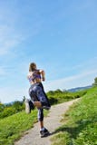 Бегун маленькой девочки jogging на горной тропе в красивом ландшафте Стоковые Фото Бегун маленькой девочки jogging на горной тропе в красивом ландшафте Стоковые Фото