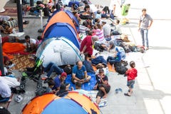 Беженцы и переселенцы, который сели на мель на Keleti Trainstation в бутоне стоковые изображения Беженцы и переселенцы, который сели на мель на Keleti Trainstation в бутоне стоковые изображения