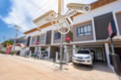 Безопасность камеры дома городка CCTV работая на доме Стоковое Изображение Безопасность камеры дома городка CCTV работая на доме Стоковое Изображение