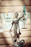 Безпассудство масштаба удерживания правосудия богини или дамы Themis & USD бумажных денег доллара вися на экземпляре размечают пр стоковые фотографии rf Безпассудство масштаба удерживания правосудия богини или дамы Themis & USD бумажных денег доллара вися на экземпляре размечают пр стоковые фотографии rf