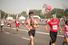 Беларусь, Минск, сентябрь 2018: спортсмены и вентиляторы марафона Минска половинного заканчивают Стоковые Изображения RF Беларусь, Минск, сентябрь 2018: спортсмены и вентиляторы марафона Минска половинного заканчивают Стоковые Изображения RF