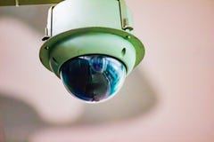 Белая стойка CCTV с камерой televesion закрытой петли черного купола выпячивая стоковое изображение rf Белая стойка CCTV с камерой televesion закрытой петли черного купола выпячивая стоковое изображение rf
