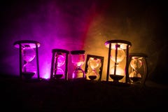 белизна времени предмета предпосылки изолированная принципиальной схемой Силуэт часов часов и дым на темной предпосылке с горячим иллюстрация штока белизна времени предмета предпосылки изолированная принципиальной схемой Силуэт часов часов и дым на темной предпосылке с горячим иллюстрация штока
