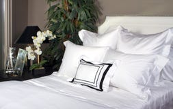 белизна гостиницы кровати linen стоковые изображения белизна гостиницы кровати linen стоковые изображения