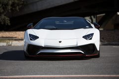 Белое Lamborghini Aventedor стоковое фото rf Белое Lamborghini Aventedor стоковое фото rf