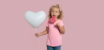 Белокурая девушка при белое baloon и конфета, изолированные над белизной стоковые фото Белокурая девушка при белое baloon и конфета, изолированные над белизной стоковые фото