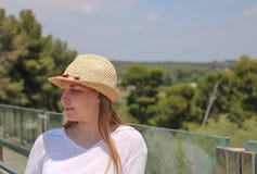 Белокурая девушка со шляпой trilby представляя на стеклянном мосте стоковые фотографии rf Белокурая девушка со шляпой trilby представляя на стеклянном мосте стоковые фотографии rf
