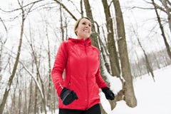 Белокурая женщина бежать outdoors на холодный зимний день стоковая фотография rf Белокурая женщина бежать outdoors на холодный зимний день стоковая фотография rf