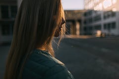 Белокурый портрет девушки на темном крупном плане улицы стоковое изображение rf Белокурый портрет девушки на темном крупном плане улицы стоковое изображение rf