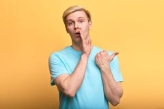 Белокурый человек шепчет сплетне, говорит секрет с жестом рукой стоковые изображения rf Белокурый человек шепчет сплетне, говорит секрет с жестом рукой стоковые изображения rf