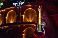 Белые знак и гитара тяжелого рока на здании стиля Colosseum на студиях Universal Flori Citywalk стоковое изображение Белые знак и гитара тяжелого рока на здании стиля Colosseum на студиях Universal Flori Citywalk стоковое изображение