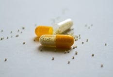 Белые и желтые таблетки на белой предпосылке Белый и желтый стоковое изображение rf Белые и желтые таблетки на белой предпосылке Белый и желтый стоковое изображение rf