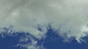Белые облака двигая над timelapse голубого неба Белые облака двигая над timelapse голубого неба