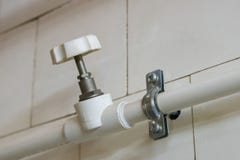 Белые пластичные трубы водопровода системы трубопровода с клапаном стоковые изображения Белые пластичные трубы водопровода системы трубопровода с клапаном стоковые изображения