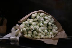 белые розы букета для любимого стоковая фотография rf белые розы букета для любимого стоковая фотография rf