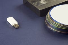 Белый внезапный привод на кассете голубой предпосылки видео- и usb компакт-дисков стоковое фото Белый внезапный привод на кассете голубой предпосылки видео- и usb компакт-дисков стоковое фото