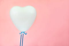 Белый воздушный шар в форме сердца на предпосылке коралла розовой Любовь, день Валентайн, концепция отношений стоковое изображение rf Белый воздушный шар в форме сердца на предпосылке коралла розовой Любовь, день Валентайн, концепция отношений стоковое изображение rf