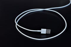 Белый кабельный соединитель данных с USB на черной предпосылке стоковые фото Белый кабельный соединитель данных с USB на черной предпосылке стоковые фото