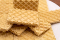 Бельгийские waffles с медом и клюквами на голубой плите Селективный фокус стоковые изображения Бельгийские waffles с медом и клюквами на голубой плите Селективный фокус стоковые изображения