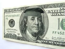 Бен Франклин нося крышку градации на 100 долларовых банкнотах стоковое фото rf Бен Франклин нося крышку градации на 100 долларовых банкнотах стоковое фото rf