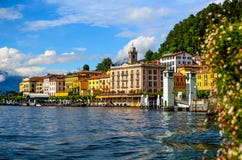 Берег Bellagio от общественного парка на como озера, Италии Стоковая Фотография Берег Bellagio от общественного парка на como озера, Италии Стоковая Фотография