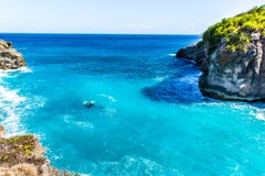 Берег пляжа побережья Каменные утесы скалы, ясная вода океана, концепция каникул стоковые фотографии rf Берег пляжа побережья Каменные утесы скалы, ясная вода океана, концепция каникул стоковые фотографии rf