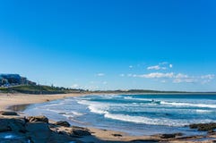 Береговая линия Cronulla с людьми в расстоянии стоковая фотография rf Береговая линия Cronulla с людьми в расстоянии стоковая фотография rf