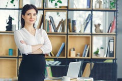 Беременная бизнес-леди работая на материнстве офиса стоя смотрящ камеру уверенно стоковое фото rf Беременная бизнес-леди работая на материнстве офиса стоя смотрящ камеру уверенно стоковое фото rf