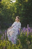 Беременная девушка идет до зацветая lupine поле 1682 стоковая фотография rf Беременная девушка идет до зацветая lupine поле 1682 стоковая фотография rf
