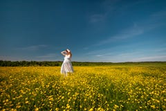Беременная молодая женщина красоты в белом платье на луге солнечного стоковая фотография Беременная молодая женщина красоты в белом платье на луге солнечного стоковая фотография