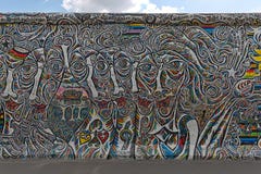 БЕРЛИН, ГЕРМАНИЯ - ИЮЛЬ 2015: Граффити Берлинской стены увиденные 2-ого июля стоковая фотография rf БЕРЛИН, ГЕРМАНИЯ - ИЮЛЬ 2015: Граффити Берлинской стены увиденные 2-ого июля стоковая фотография rf