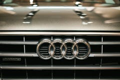 Берлин, 2-ое октября 2017: Форум Volkswagen Group - автосалон в Берлине Логотип Audi на фронте автомобиля Audi Q5 стоковые фото Берлин, 2-ое октября 2017: Форум Volkswagen Group - автосалон в Берлине Логотип Audi на фронте автомобиля Audi Q5 стоковые фото