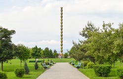 Бесконечный столбец или столбец безграничности в центральном парке от Targu Jiu в летнем дне Бесконечные столбец или Coloana стоковая фотография Бесконечный столбец или столбец безграничности в центральном парке от Targu Jiu в летнем дне Бесконечные столбец или Coloana стоковая фотография