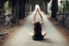 Беспечальная спокойная женщина размышляя в природе Находить внутренний мир Практика йоги Духовный заживление образ жизни Наслажда стоковое изображение Беспечальная спокойная женщина размышляя в природе Находить внутренний мир Практика йоги Духовный заживление образ жизни Наслажда стоковое изображение
