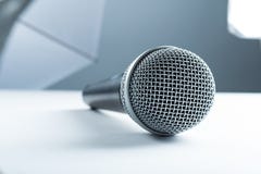 Беспроводной микрофон лежа на белой таблице На фоне оборудования студии, мягкие коробки стоковое изображение Беспроводной микрофон лежа на белой таблице На фоне оборудования студии, мягкие коробки стоковое изображение