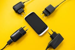 Беспроводной поручать для смартфона на желтой предпосылке, концепции стоковые фотографии rf Беспроводной поручать для смартфона на желтой предпосылке, концепции стоковые фотографии rf